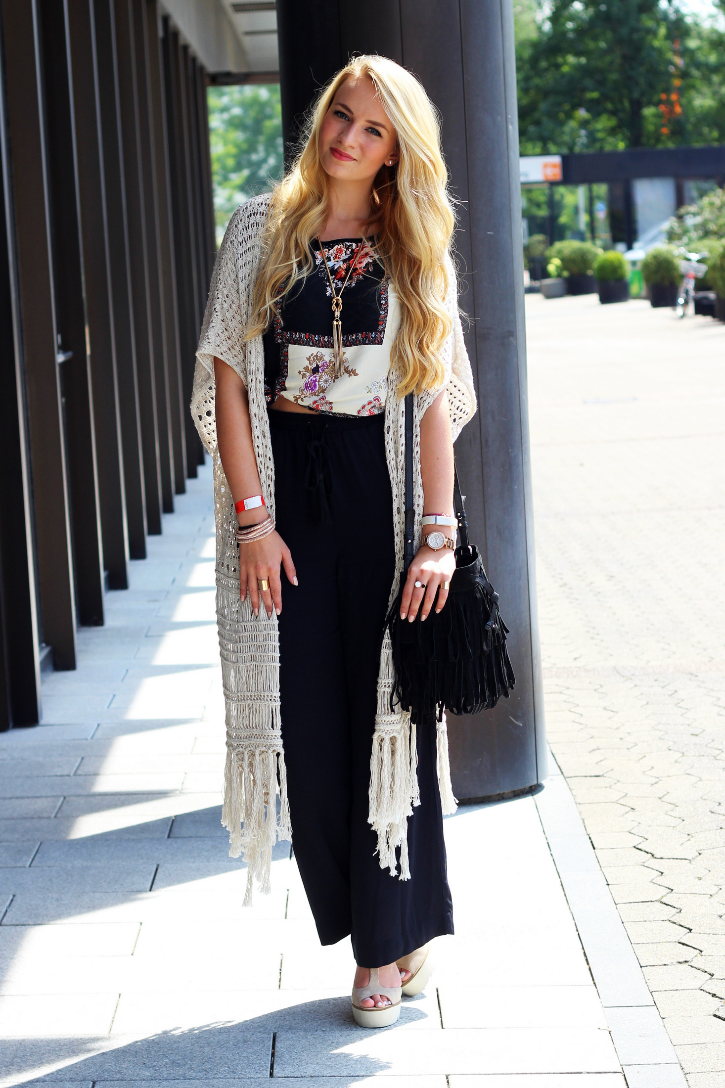 gds-palazzo-pants-crochet-shirt-chain-necklace-bag (3)