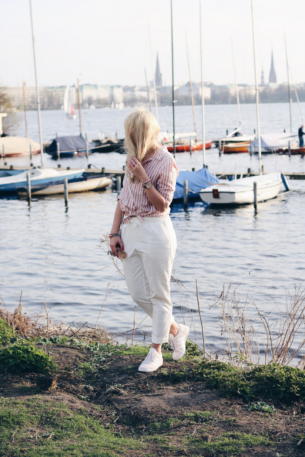 mrsbrightside-outfit-frühling-spring-weiße-hose-rosa-bluse-streifen-adidas-gazelle-alster-hamburg-look