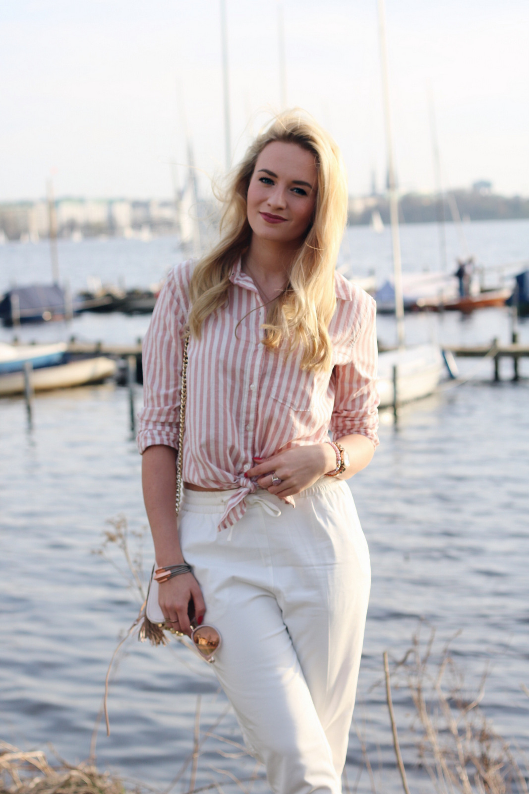 mrsbrightside-outfit-frühling-spring-weiße-hose-rosa-bluse-streifen-adidas-gazelle-alster-hamburg-look