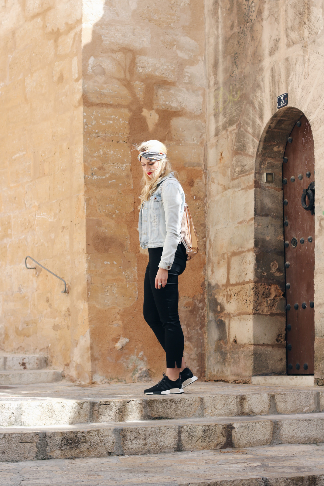 Mrsbrightside-outfit-look-travel-blogger-headband-zara-adidas-nmd-jeansjacke-sweater-cutout-palma-de-mallorca-spain3