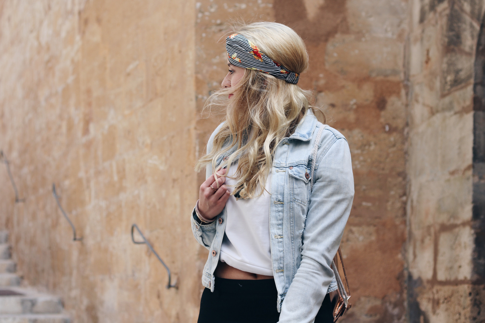 Mrsbrightside-outfit-look-travel-blogger-headband-zara-adidas-nmd-jeansjacke-sweater-cutout-palma-de-mallorca-spain3