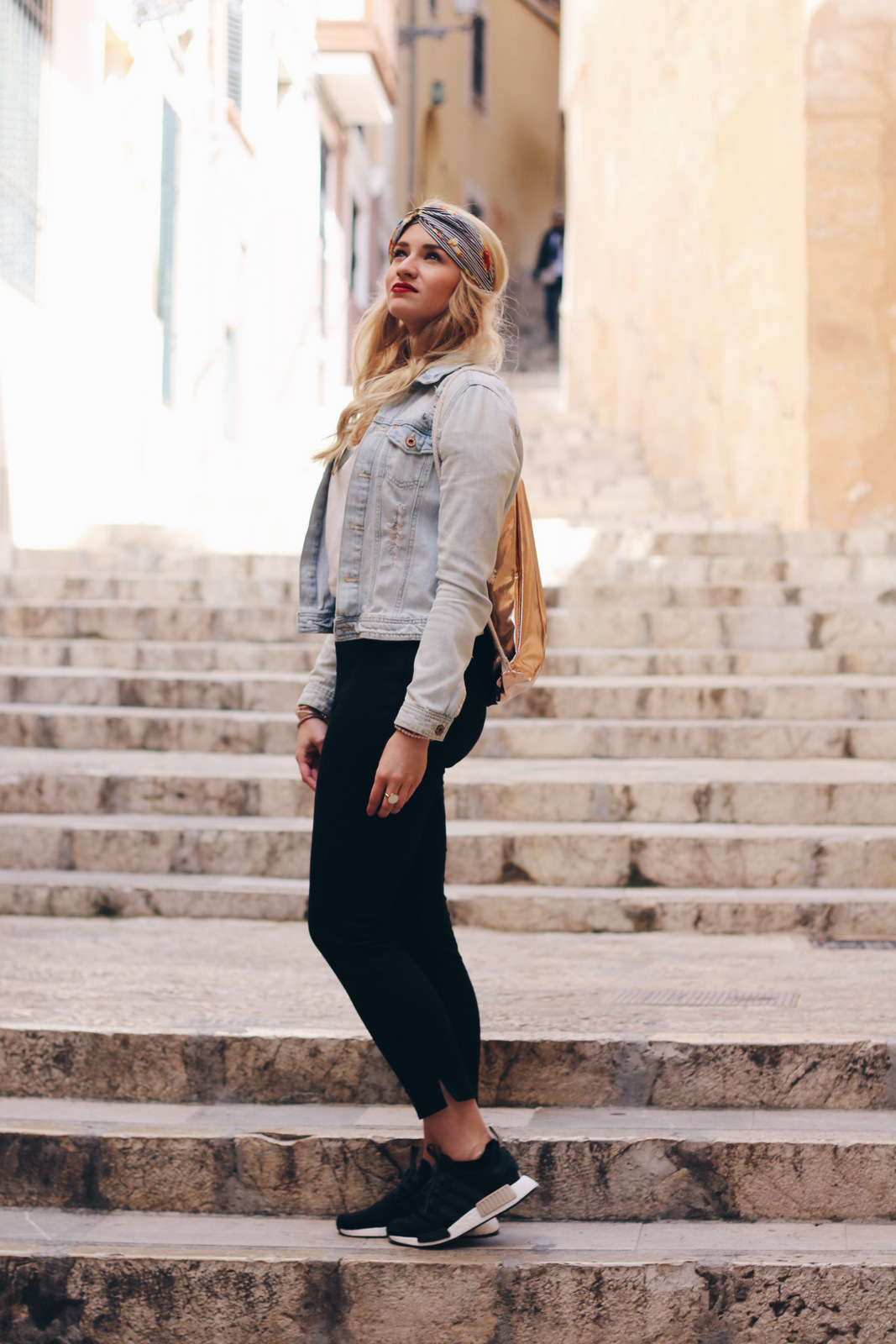 Mrsbrightside-outfit-look-travel-blogger-headband-zara-adidas-nmd-jeansjacke-sweater-cutout-palma-de-mallorca-spain3