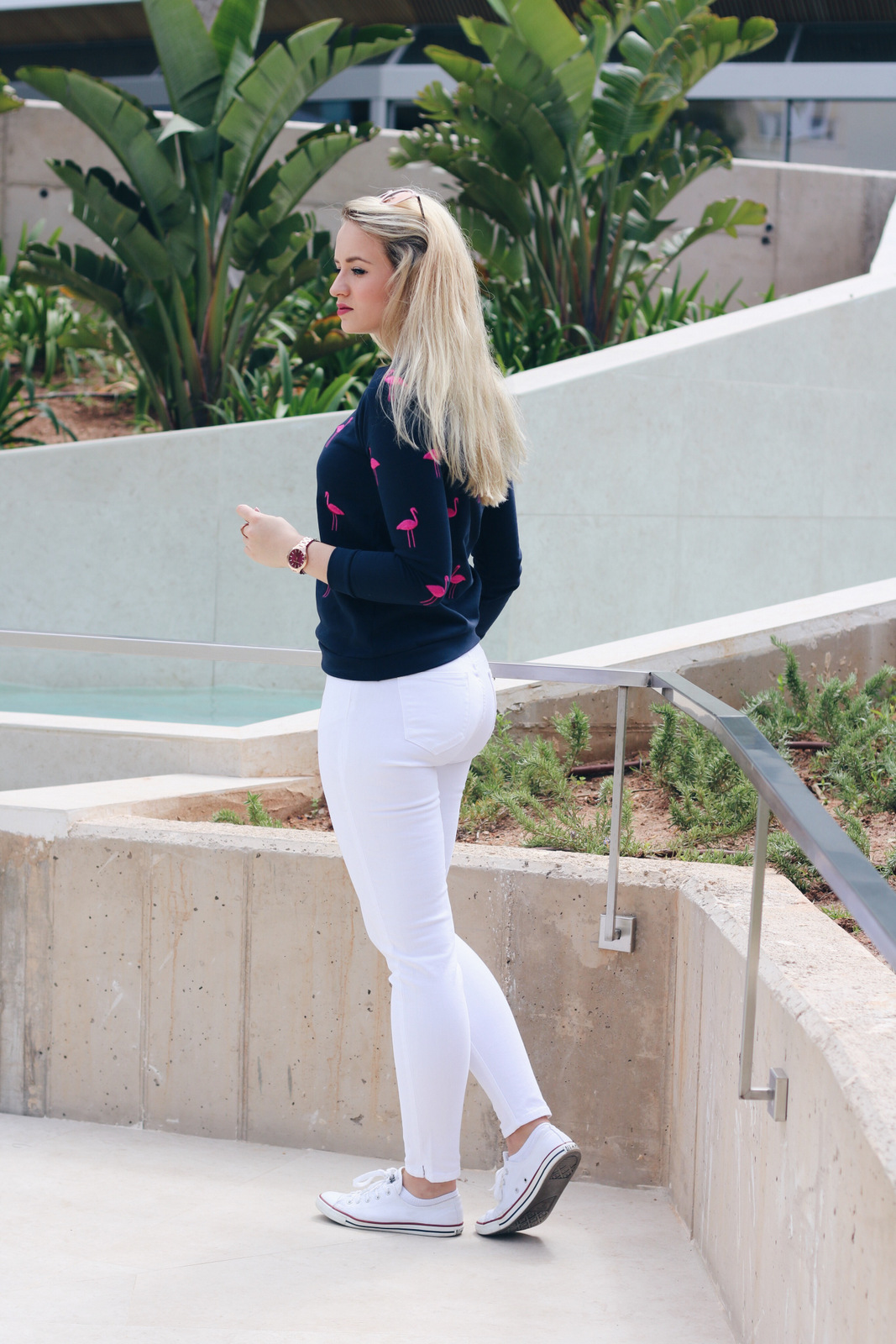 mrs.brightside-outfit-look-summer-spring-flamingo-pullover-weiße-jeans-chucks-michael-kors-sonnenbrille-uhr-blogger