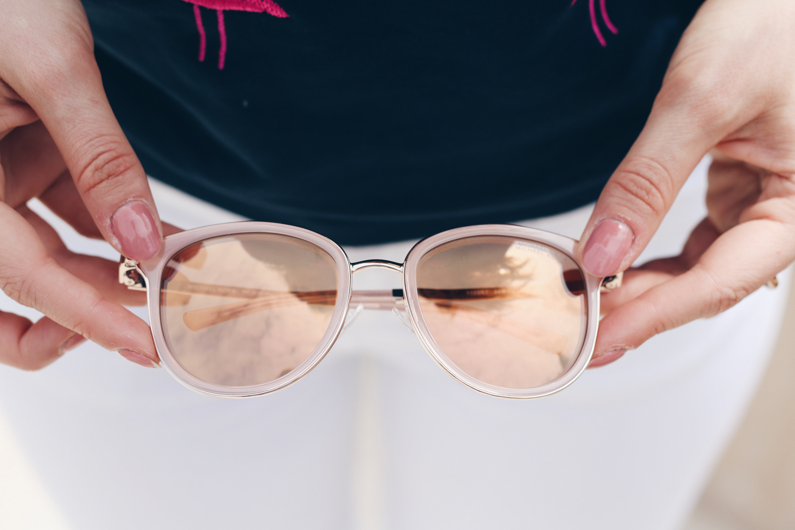 mrs.brightside-outfit-look-summer-spring-flamingo-pullover-weiße-jeans-chucks-michael-kors-sonnenbrille-uhr-blogger