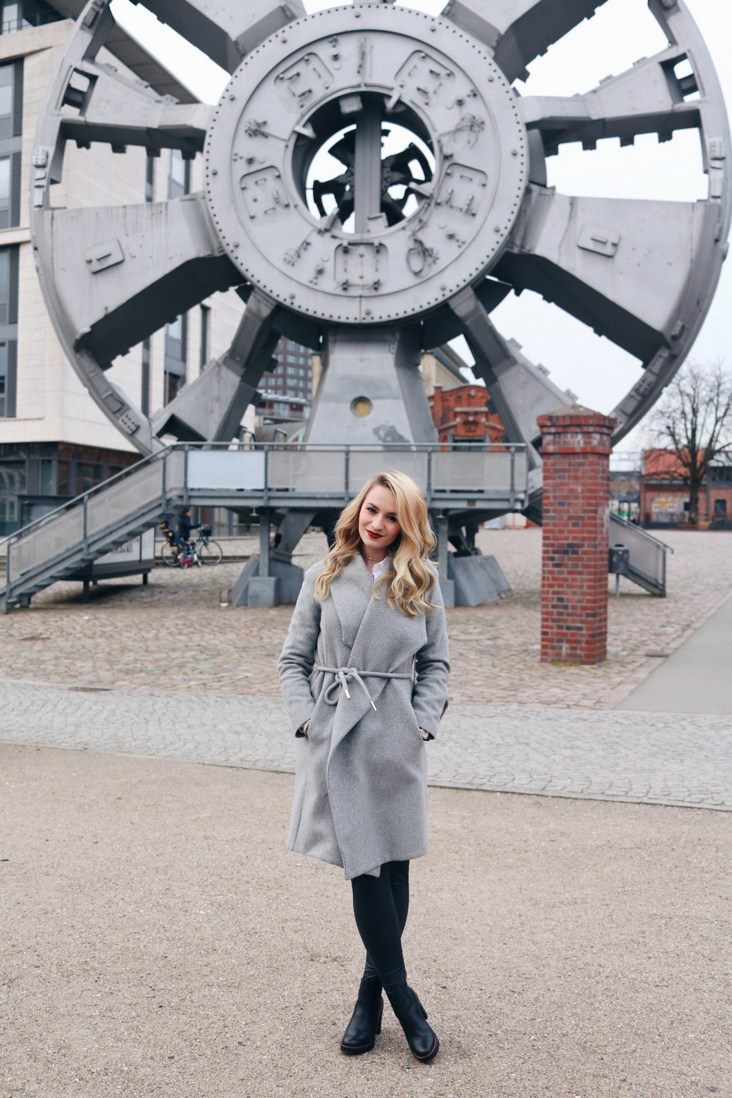 mrs.brightside-rosavivi-outfit-boyfriend-xxl-oversized-bluse-blouse-lederleggings-leatherleggings-look-spring-stiefeletten-zara-blogger-blog-8