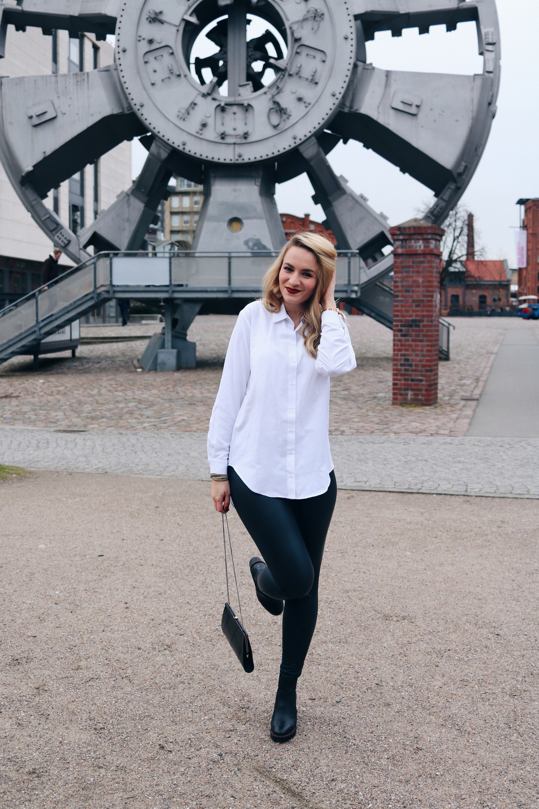 mrs.brightside-rosavivi-outfit-boyfriend-xxl-oversized-bluse-blouse-lederleggings-leatherleggings-look-spring-stiefeletten-zara-blogger-blog-8