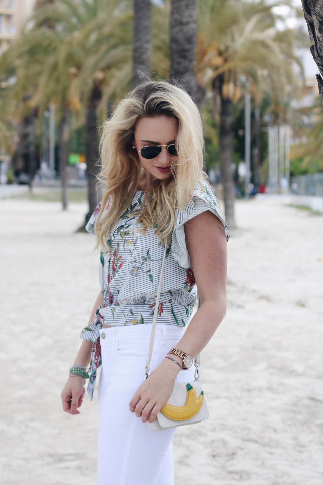 mrsbrightside-rosavivi-weiße-jeans-skinny-zara-top-floral-jungle-tropical-rayban-espadrilles-outfit-blogger-look-mallorca-palma4