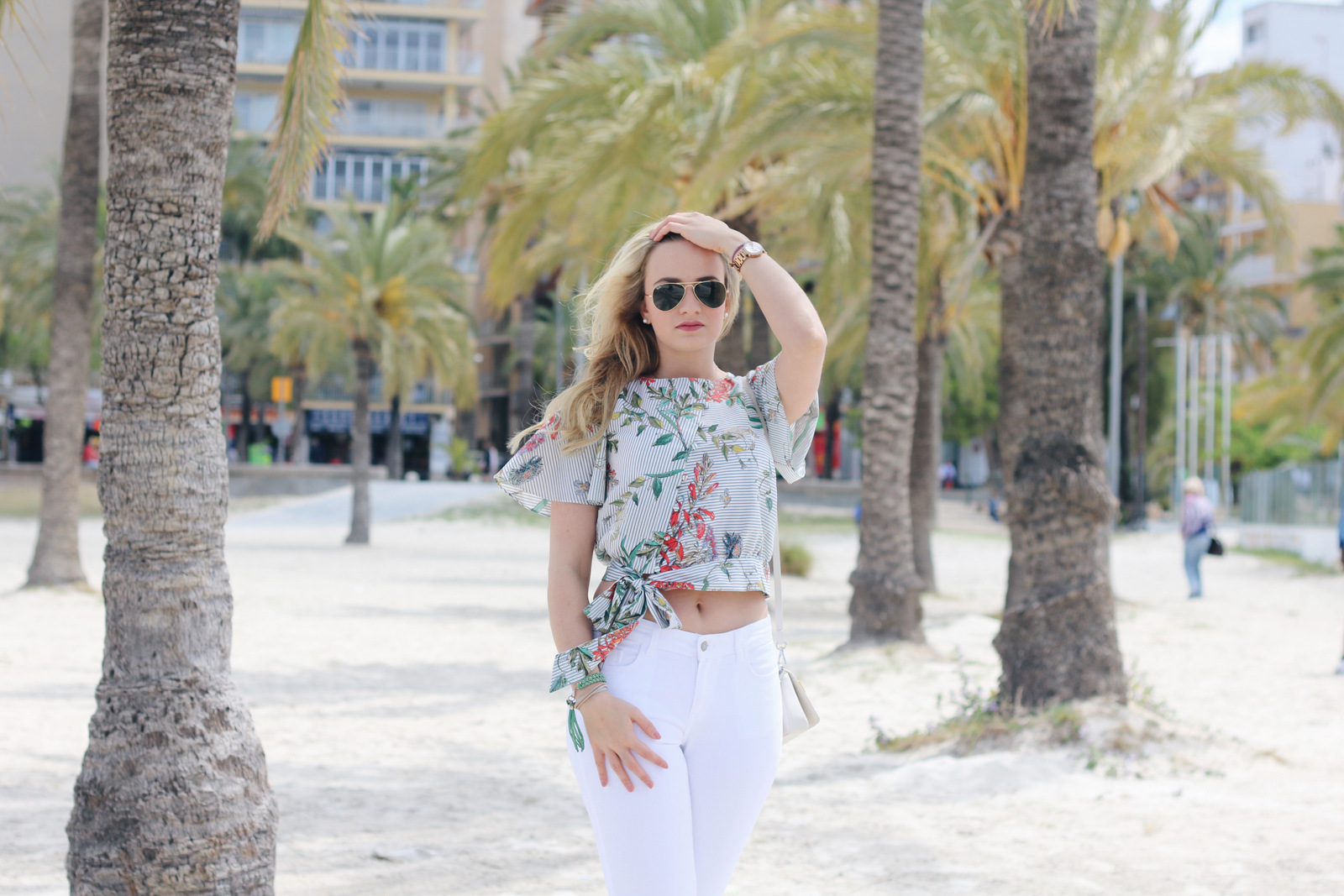 mrsbrightside-rosavivi-weiße-jeans-skinny-zara-top-floral-jungle-tropical-rayban-espadrilles-outfit-blogger-look-mallorca-palma4