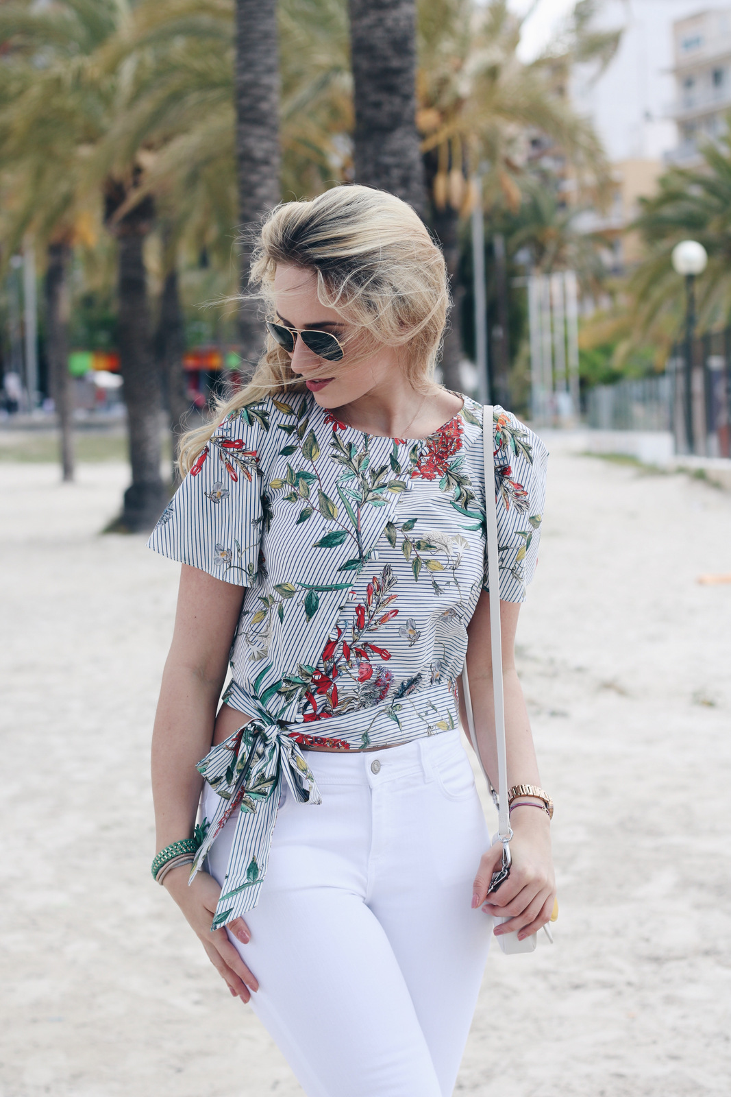 mrsbrightside-rosavivi-weiße-jeans-skinny-zara-top-floral-jungle-tropical-rayban-espadrilles-outfit-blogger-look-mallorca-palma4