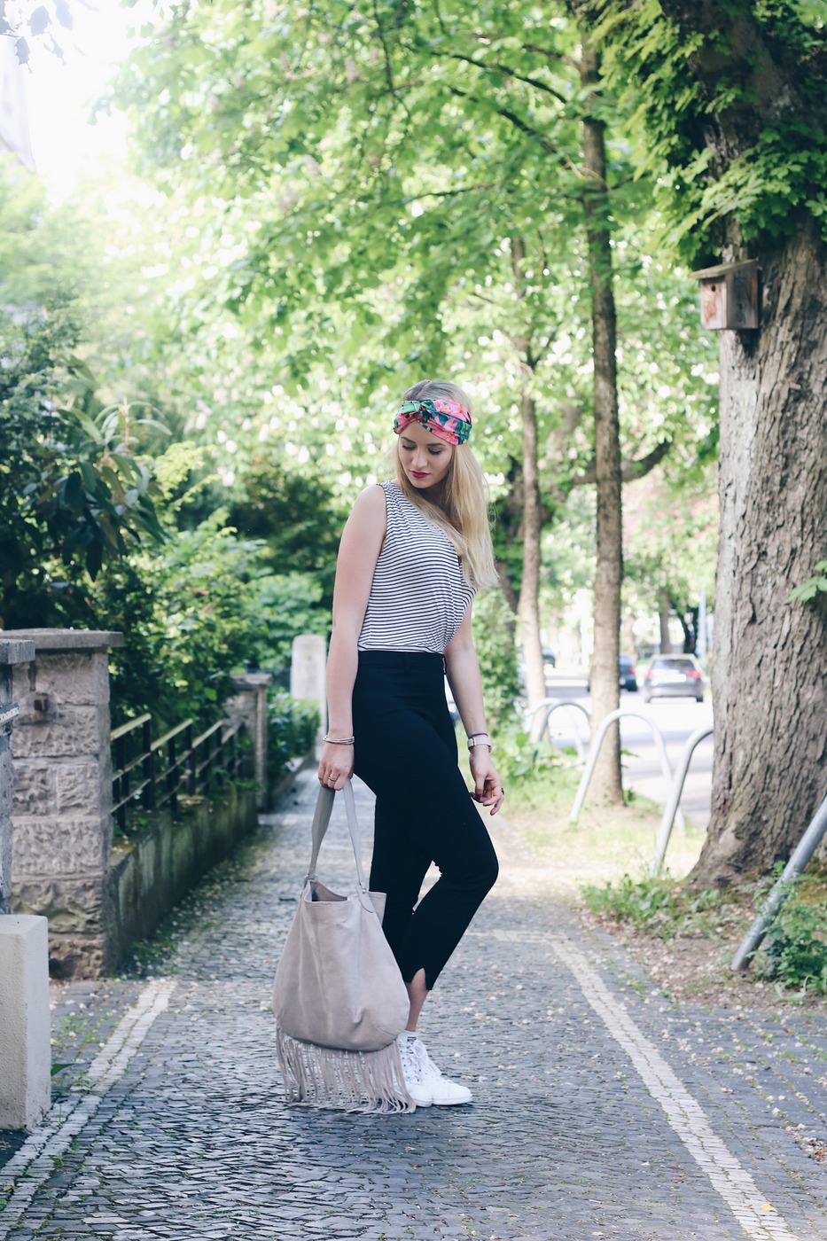 mrsbrightside-rosa-outfit-look-blogger-summerlook-sommeroutfit-body-streifen-stripes-slacks-headband-kopftuch-kerbholz-uhr-blumen-zara