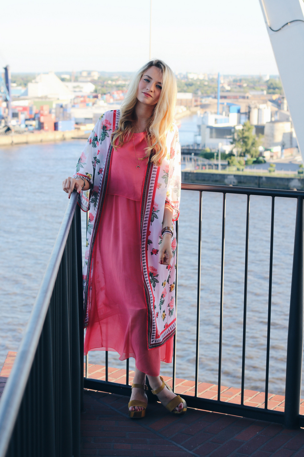 mrsbrightside-rosavivi-elbphilharmonie-shooting-blogger-fashion-outfit-hm-flower-kimono-kleid-dress-apricot-coral-peperosa-wedges-senfgelb-thewestin-hamburg