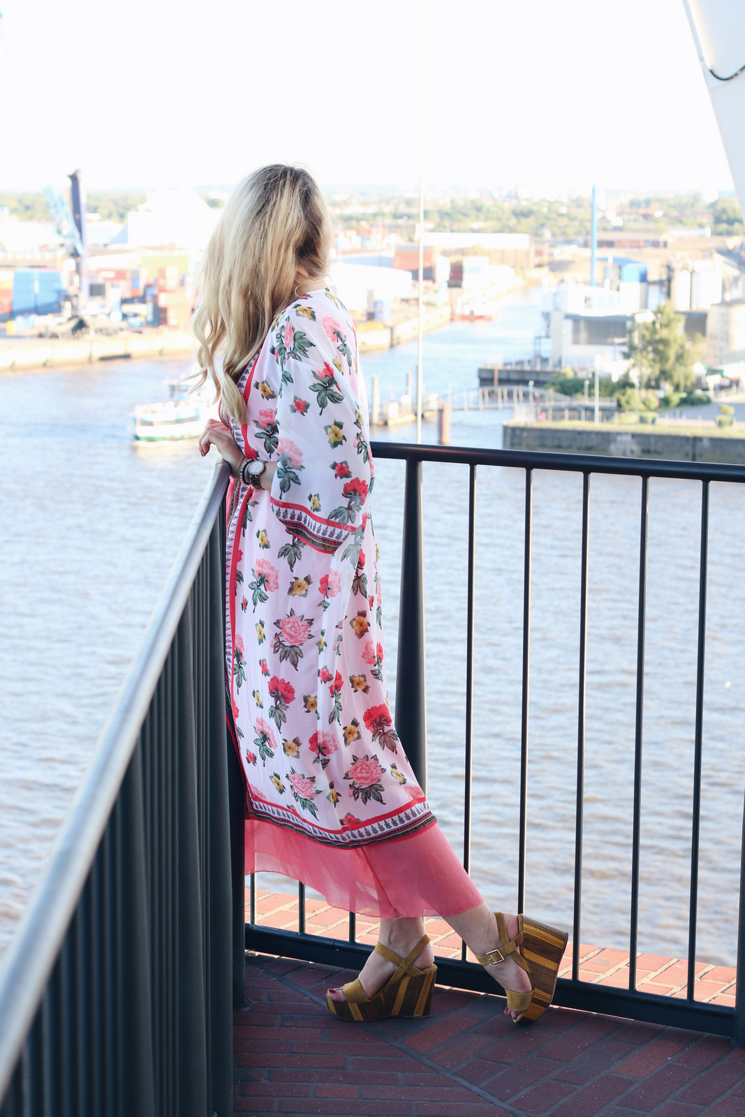 mrsbrightside-rosavivi-elbphilharmonie-shooting-blogger-fashion-outfit-hm-flower-kimono-kleid-dress-apricot-coral-peperosa-wedges-senfgelb-thewestin-hamburg