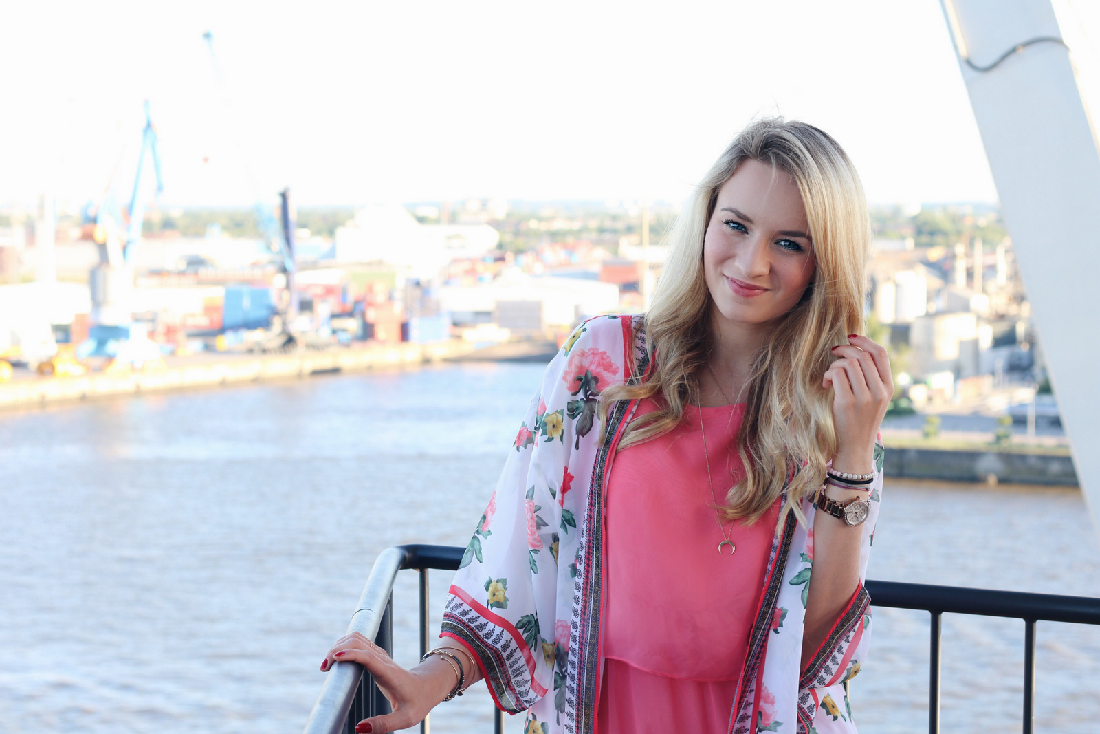 mrsbrightside-rosavivi-elbphilharmonie-shooting-blogger-fashion-outfit-hm-flower-kimono-kleid-dress-apricot-coral-peperosa-wedges-senfgelb-thewestin-hamburg