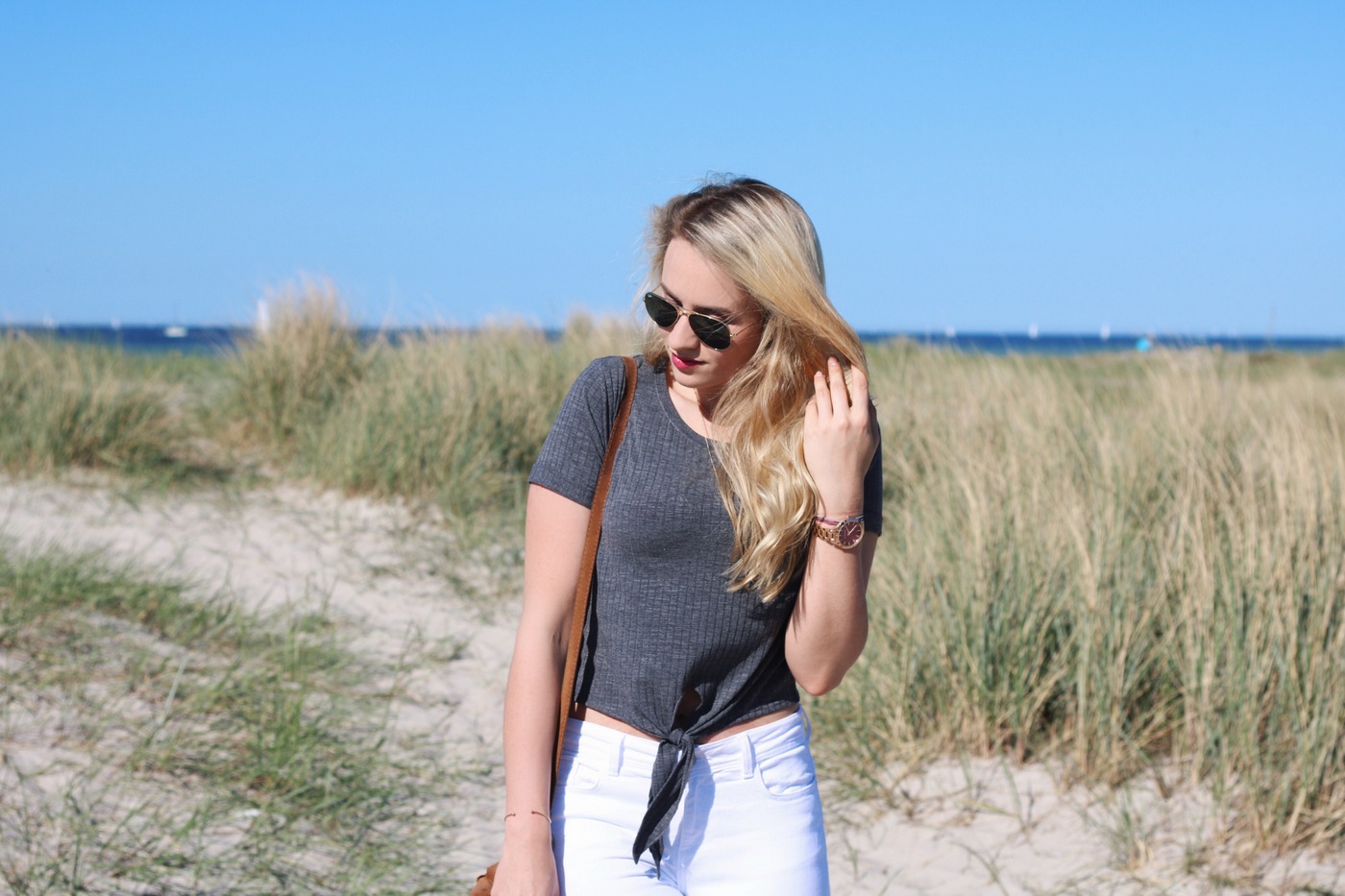 mrsbrightside-rosavivi-look-outfit-blogger-german-summerlook-sommeroutfit-ostsee-laboe-kiel-reise-travel-weiße-jeans-zara-shirt-aboutyou-bag-fringe-leder-rayban-michael-kors