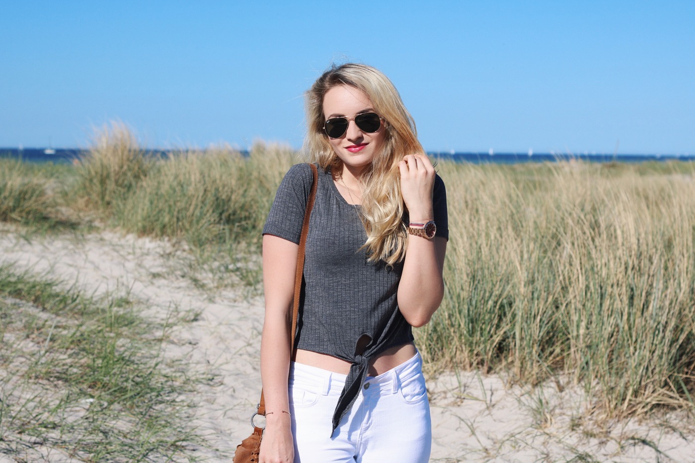 mrsbrightside-rosavivi-look-outfit-blogger-german-summerlook-sommeroutfit-ostsee-laboe-kiel-reise-travel-weiße-jeans-zara-shirt-aboutyou-bag-fringe-leder-rayban-michael-kors