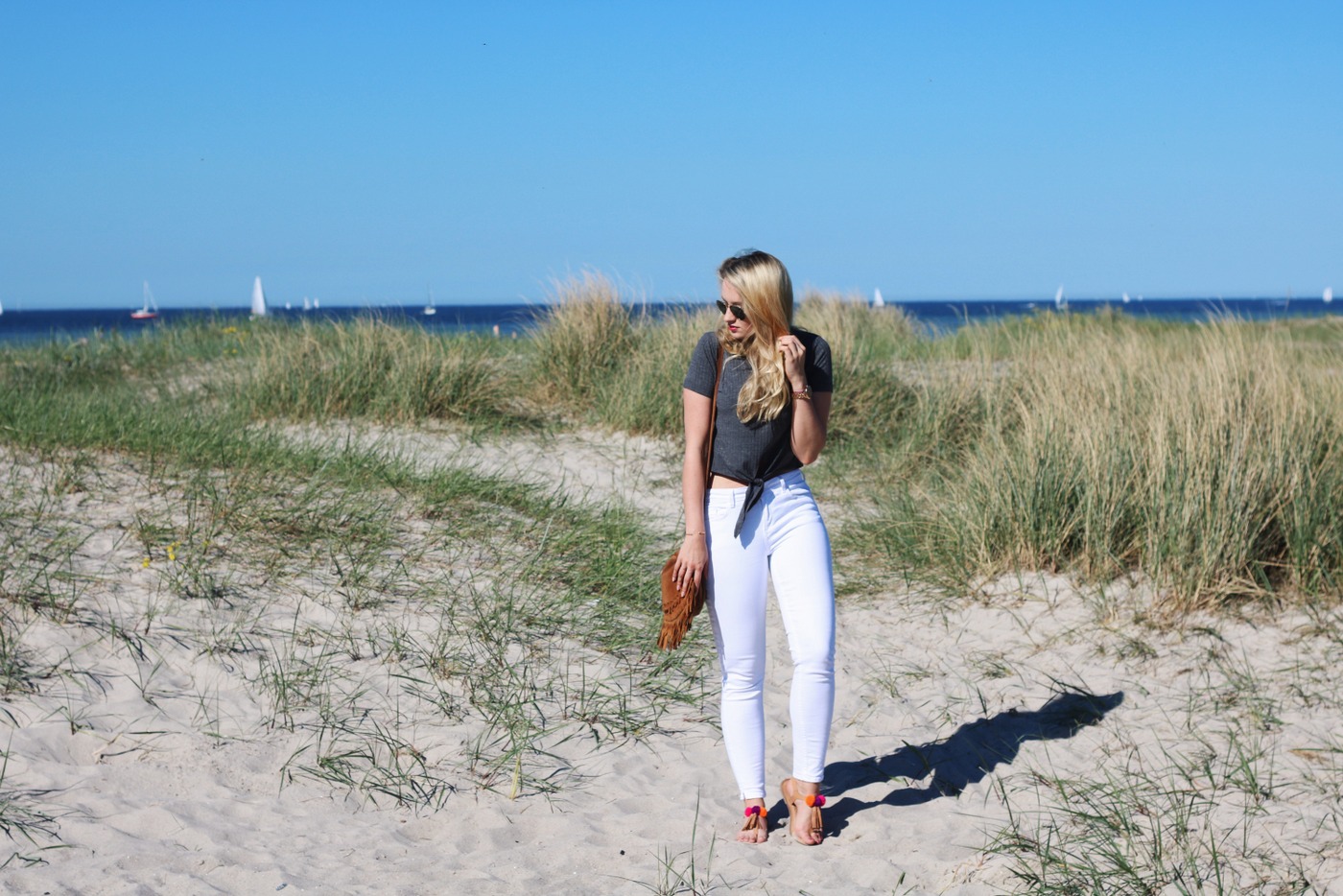 mrsbrightside-rosavivi-look-outfit-blogger-german-summerlook-sommeroutfit-ostsee-laboe-kiel-reise-travel-weiße-jeans-zara-shirt-aboutyou-bag-fringe-leder-rayban-michael-kors