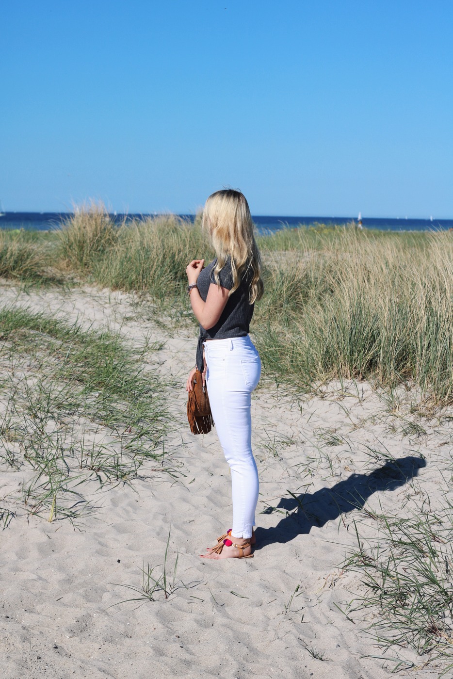 mrsbrightside-rosavivi-look-outfit-blogger-german-summerlook-sommeroutfit-ostsee-laboe-kiel-reise-travel-weiße-jeans-zara-shirt-aboutyou-bag-fringe-leder-rayban-michael-kors