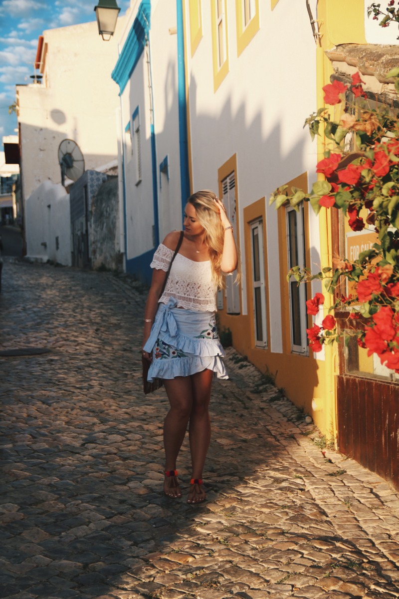 Blogger Mrs.Brightside Rosavivi Lissabon Portugal Travel Outfit Look Summer Sommer White Lace Skirt Zara Rock Portimao 11