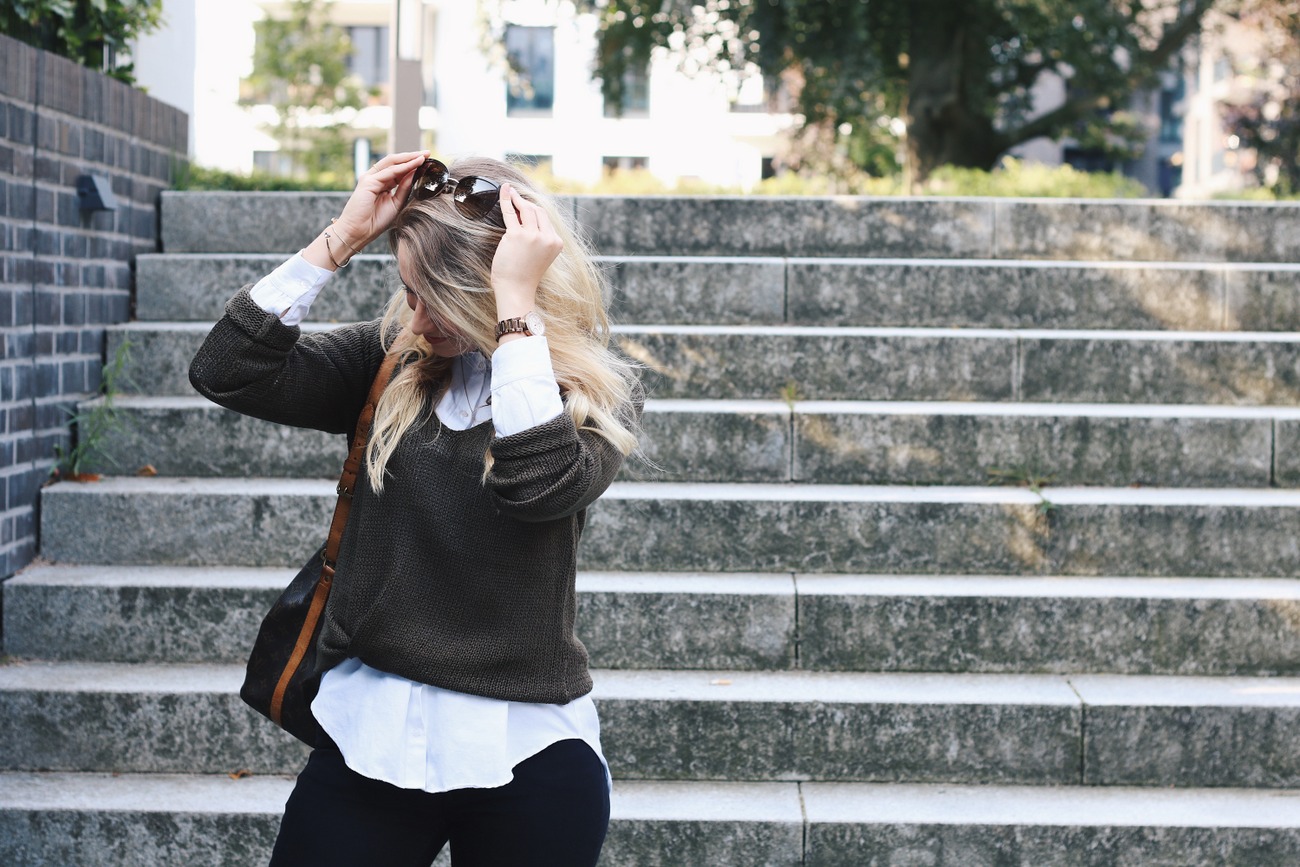 Herbst Trend Lagenlook Outfit Blogger Oliv Sweater Pullover Jeans schwarz Bluse Sac Noe Marc Cain Boots