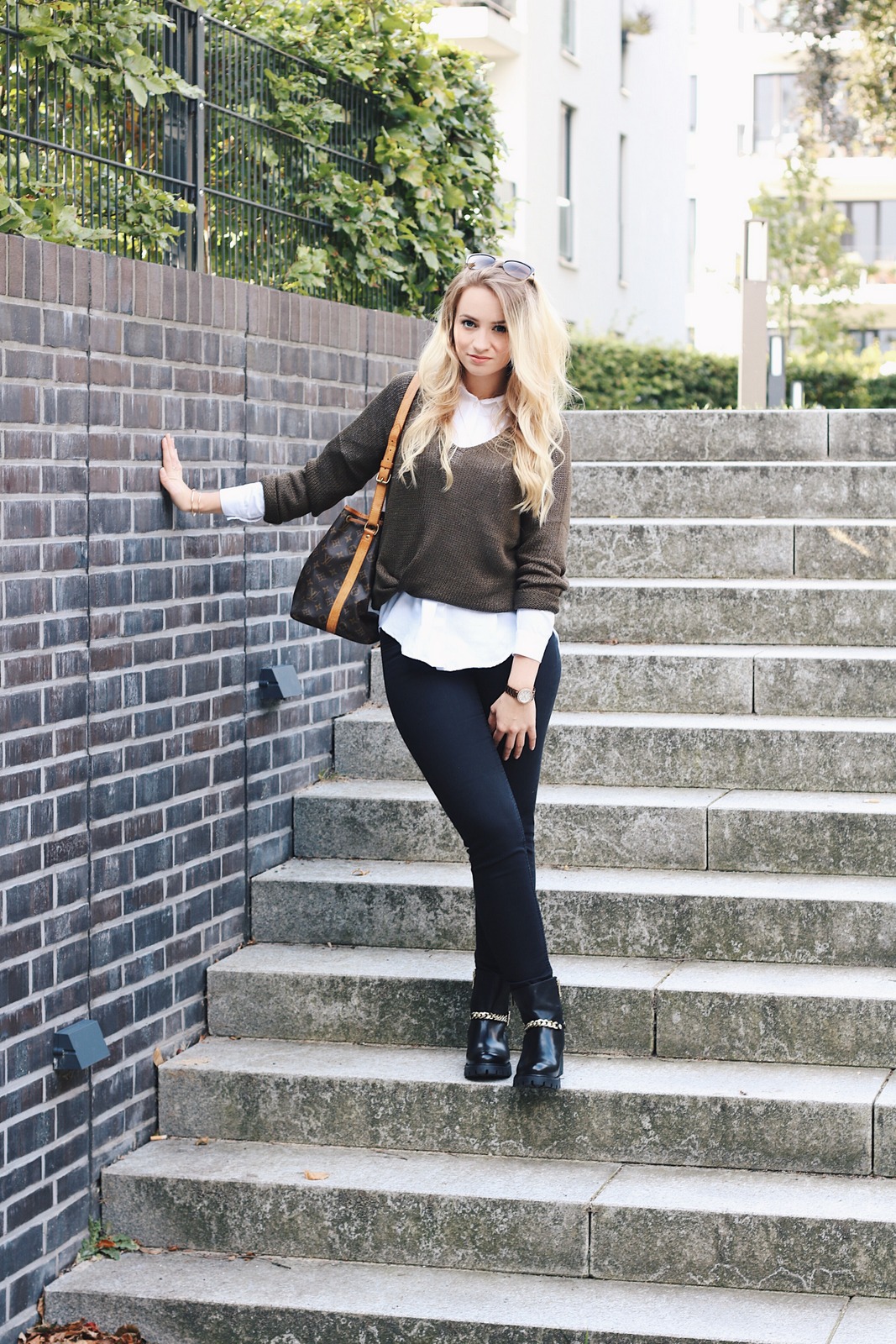 Herbst Trend Lagenlook Outfit Blogger Oliv Sweater Pullover Jeans schwarz Bluse Sac Noe Marc Cain Boots