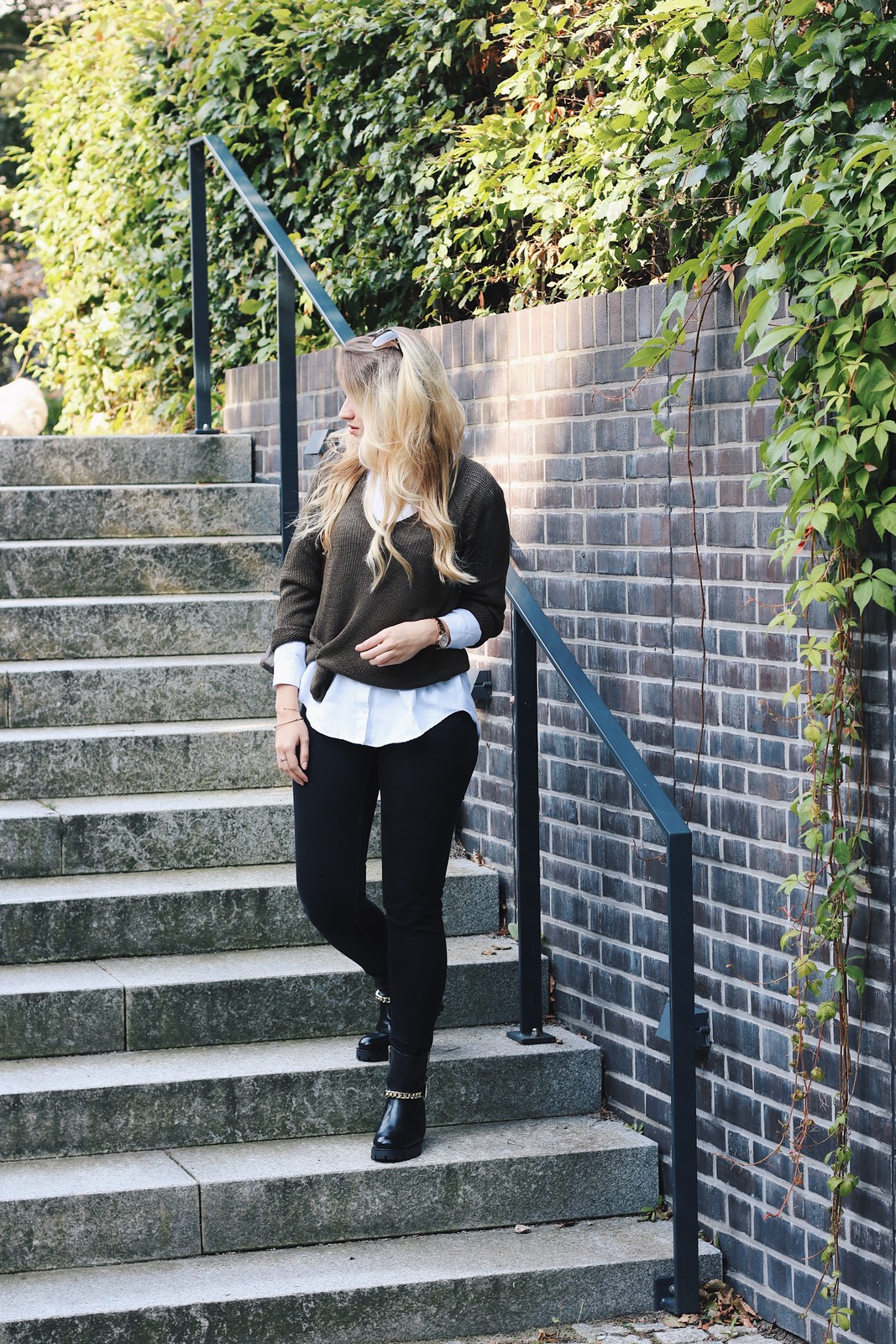 Herbst Trend Lagenlook Outfit Blogger Oliv Sweater Pullover Jeans schwarz Bluse Sac Noe Marc Cain Boots