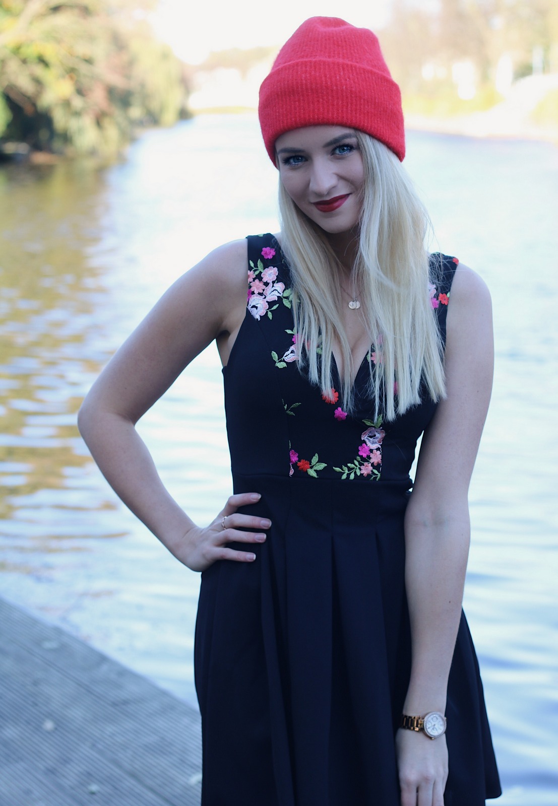 Mrs. Brightside Rosavivi Blogger Blog Hamburg Herbstlook Herbsttrend Rote Beanie besticktes Kleid Eggshape Mantel