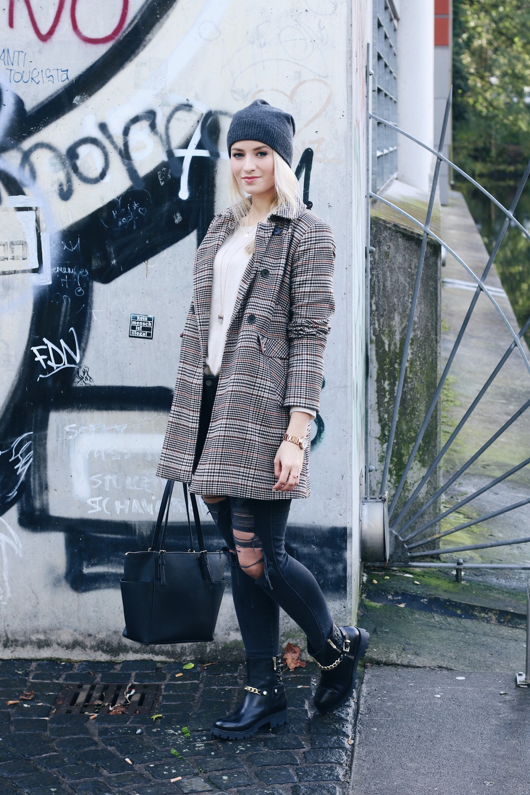 Mrs. Brightside Blogger Herbstoutfit Herbsttrend Creme Beige Beanie Kaschmir Boots Herbst