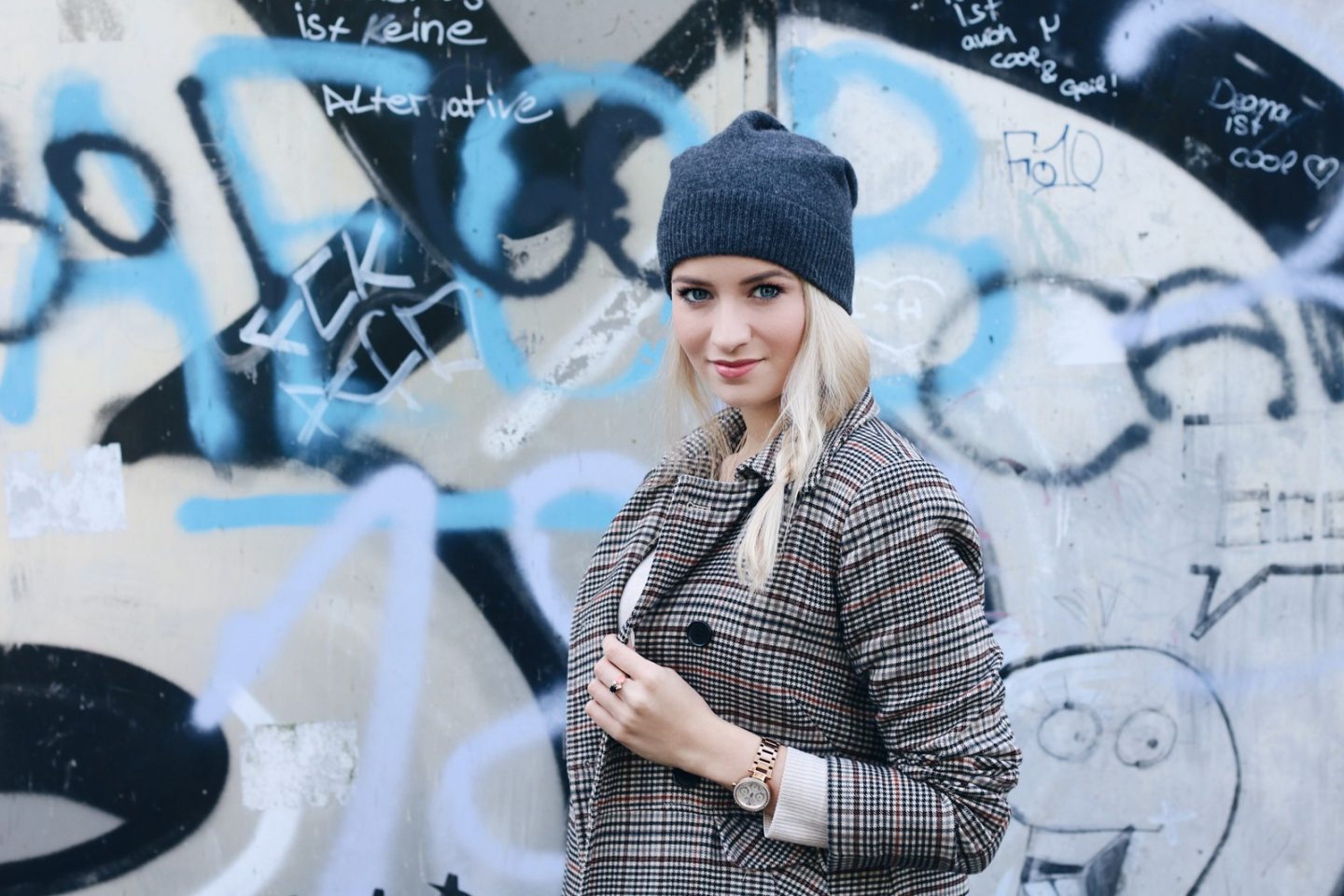 Mrs. Brightside Blogger Herbstoutfit Herbsttrend Creme Beige Beanie Kaschmir Boots Herbst