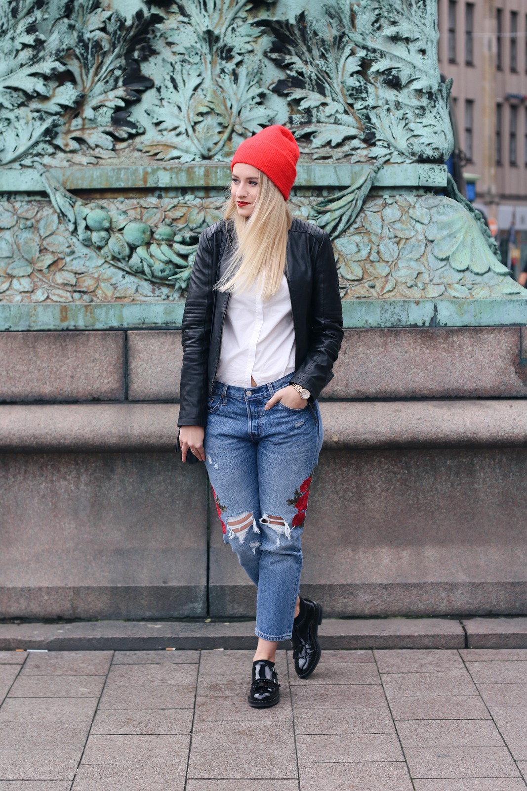 Mrs. Brightside Rosavivi Blogger Hamburg Blog Outfit Herbstlook Trend Statement Beanie Rot Samsoe Samsoe Levis Embroidered Jeans Bluse Lederjacke 5