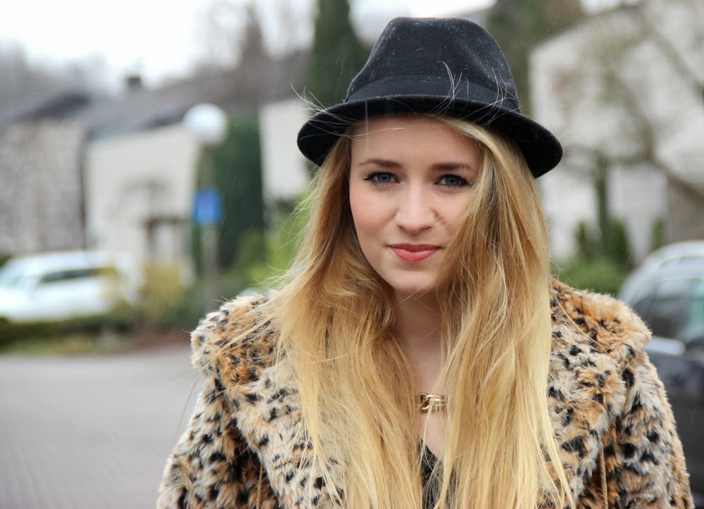 Outfit: Leo-Coat
