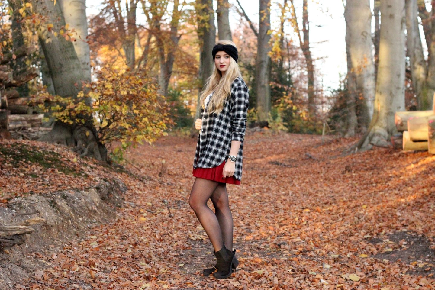 Outfit: Oversized Plaid Shirt, College Skirt & Headband