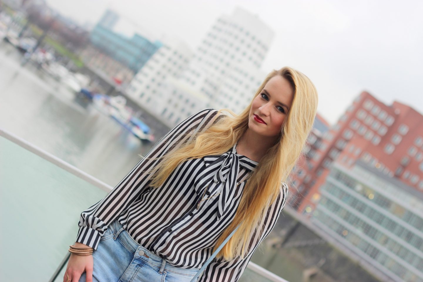 Outfit: Girlfriend-Jeans ft. Striped Blouse & Win: 100€ Zalando Gutschein