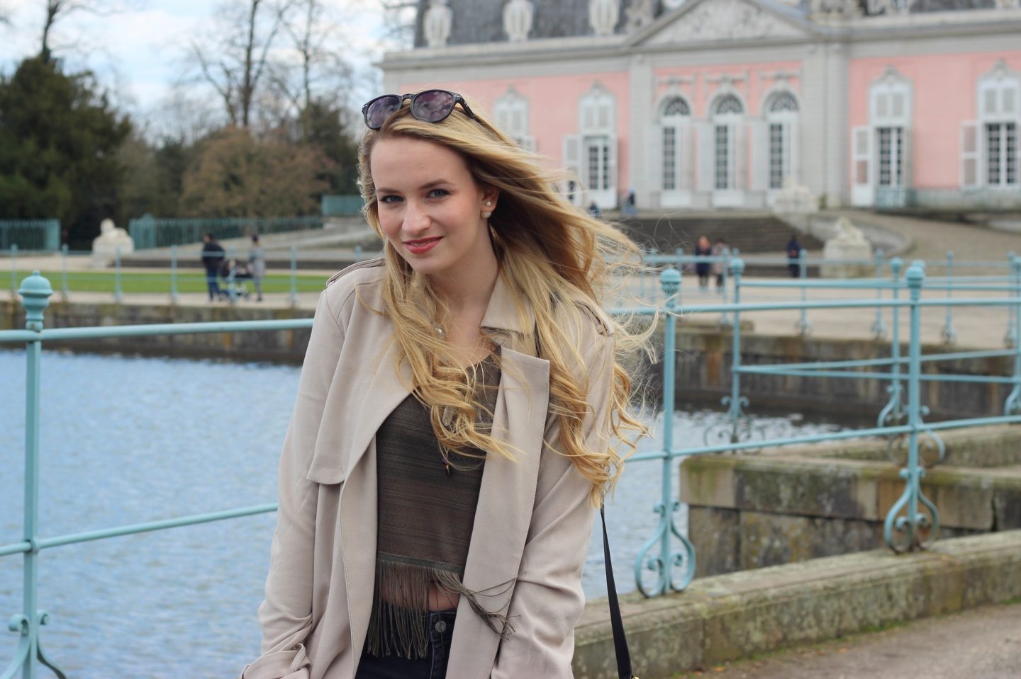 Outfit: Nude Trenchcoat