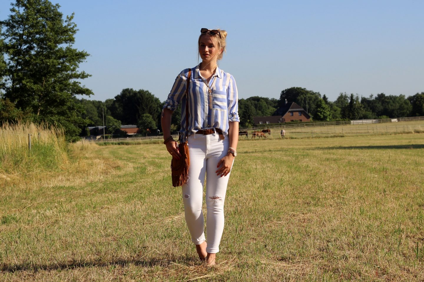 Outfit: White Used Jeans & Striped Blouse