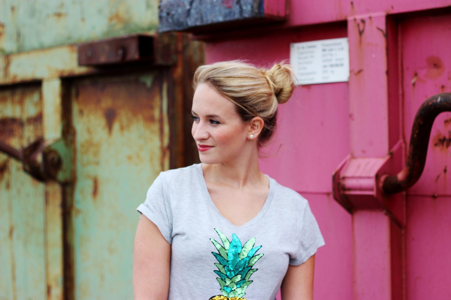 Outfit: Pineapple-Party – Location 2