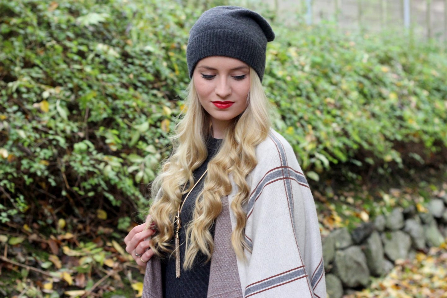 Outfit: ‚1 Piece – 2 Looks‘ – Easy Cape, Overknees & Beanie