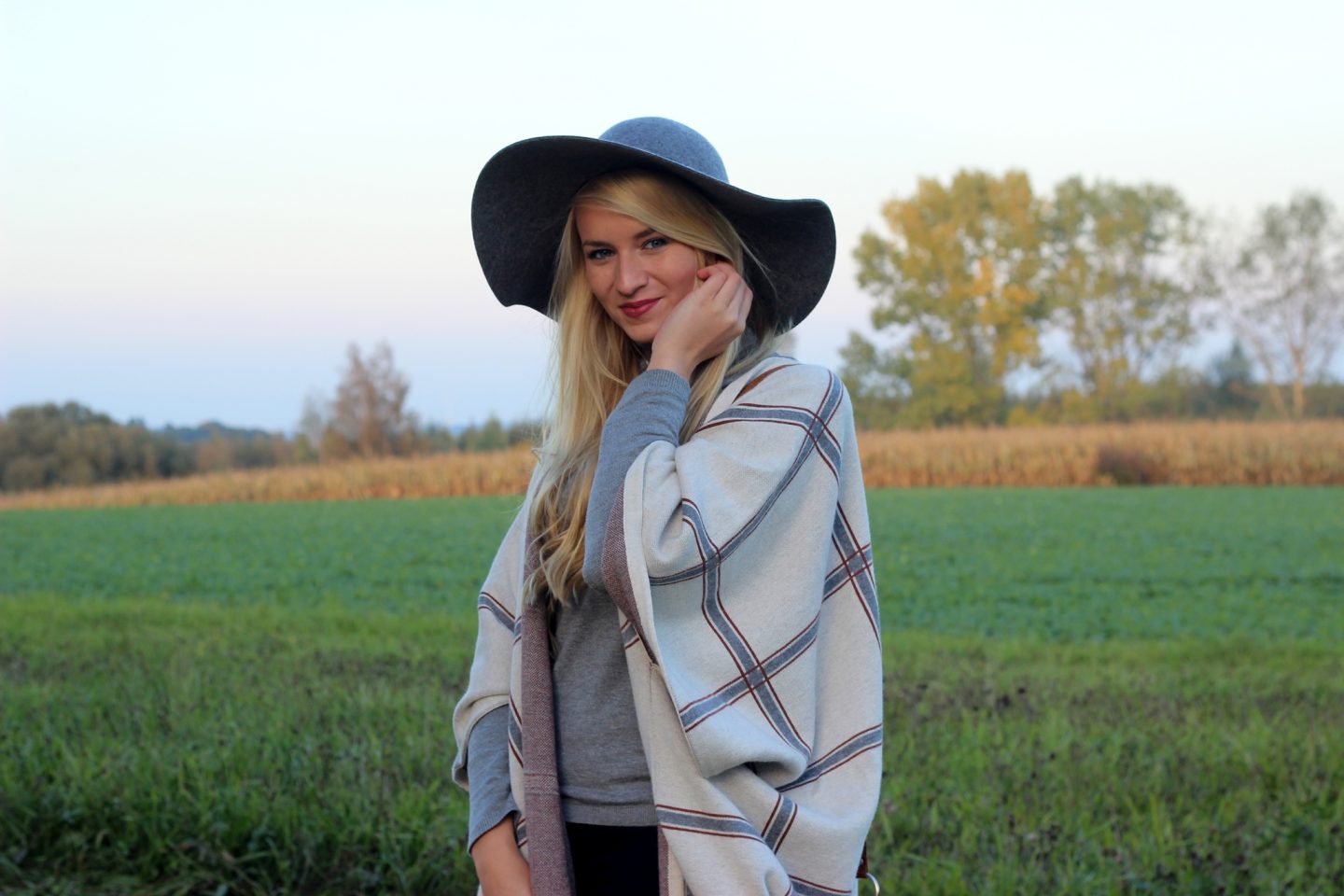 Outfit: ‚1 Piece – 2 Looks‘ – Casual Cape & Fedora