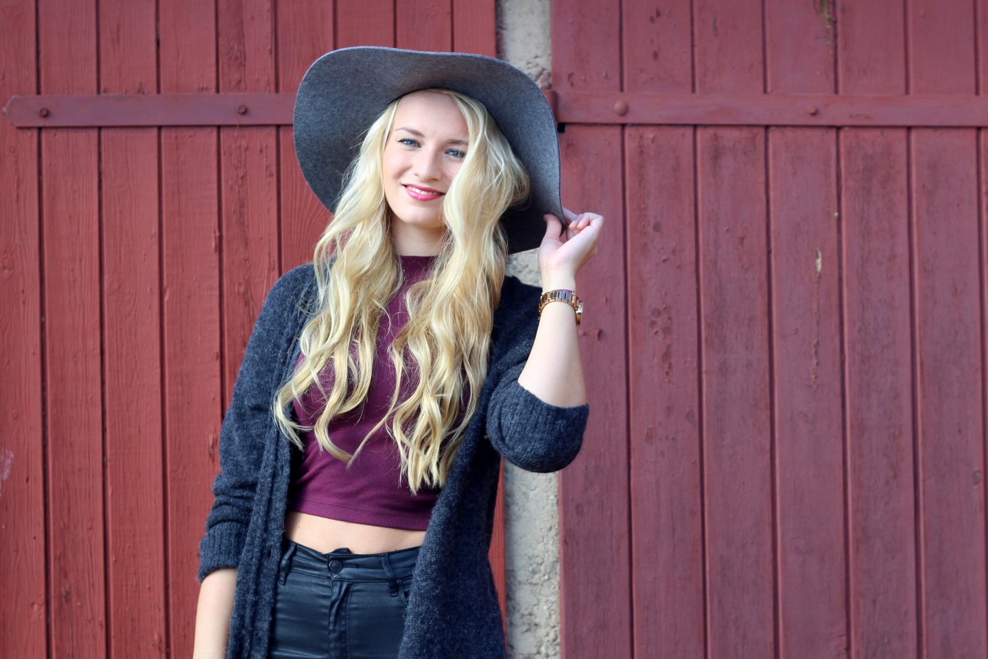 Outfit: Burgundy Cropshirt, Highwaist & Fedora