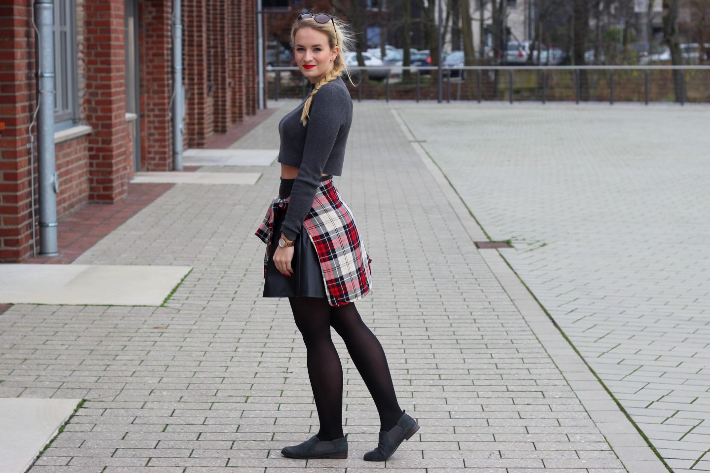 Outfit: Turtleneck Cropshirt & Leather Skirt