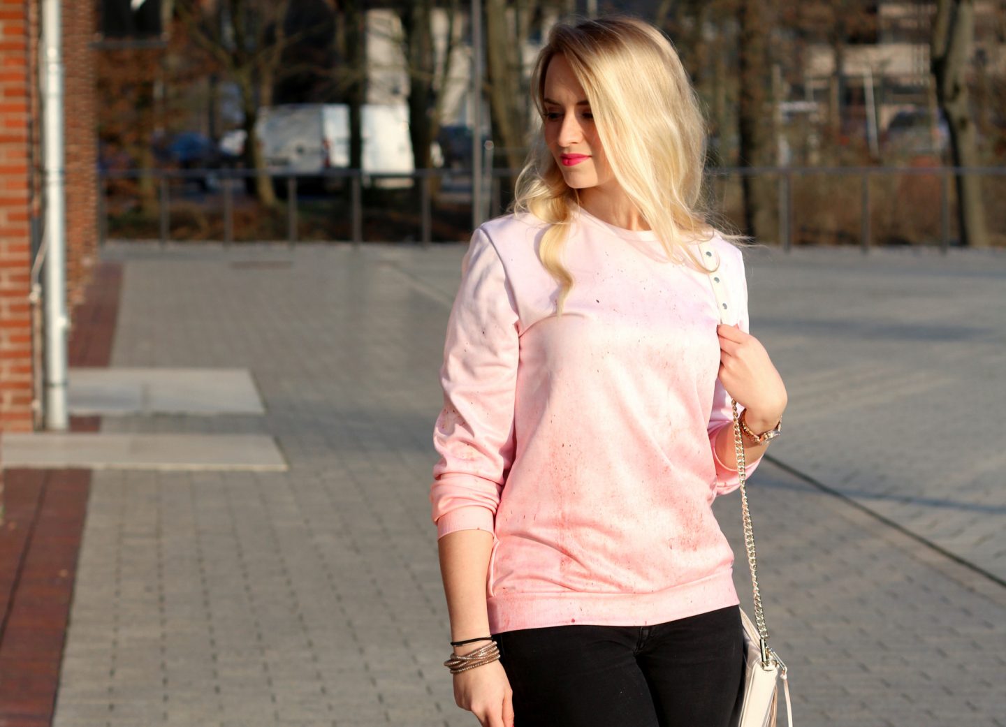 Outfit: Adidas 80s Metaltoe, Rebecca Minkoff Bag & Juniqe Sweater