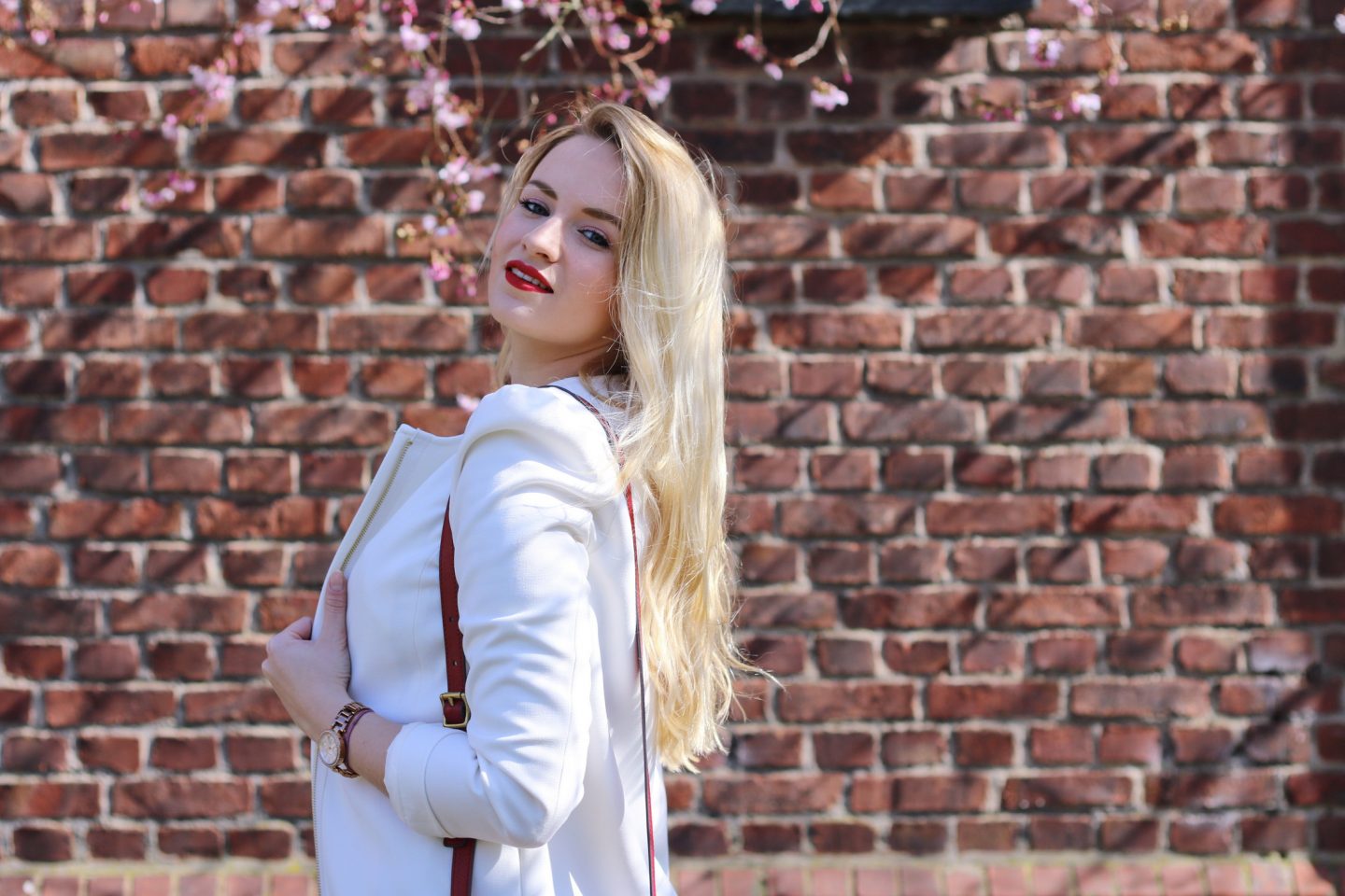 Outfit: ‚1 Piece – 3 Looks‘ – White Coat & Denim Dress