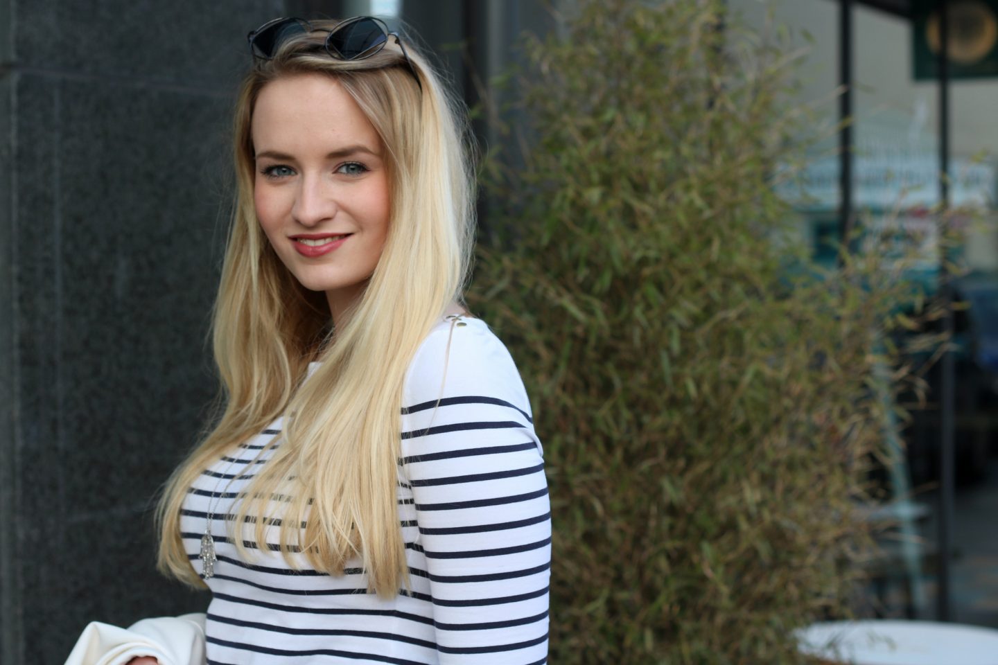 Outfit: ‚1 Piece – 3 Looks‘ – White Coat & Navy Culotte