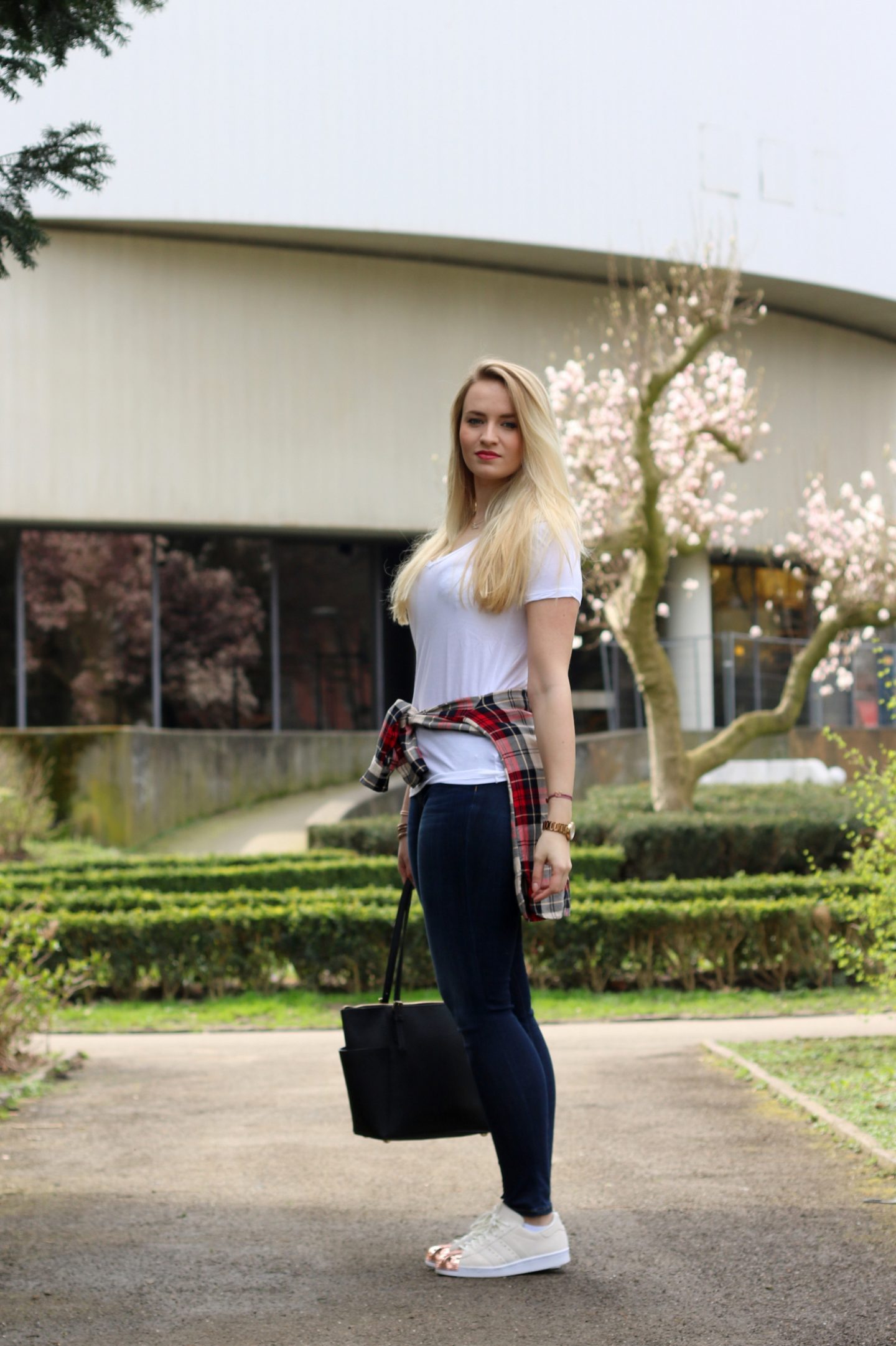 plain-shirt-white-tee-jeans-casual-look-outfit-ootd-blogger-mrsbrightside (1)