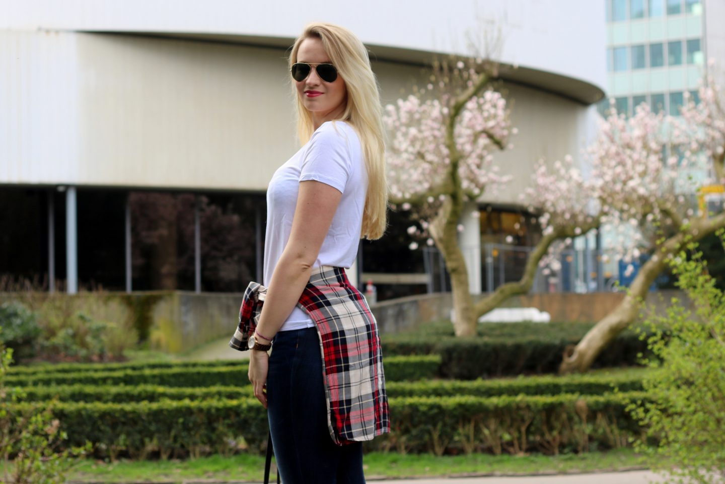 Outfit: Casual Jeans, Plaid Shirt & White Tee Look