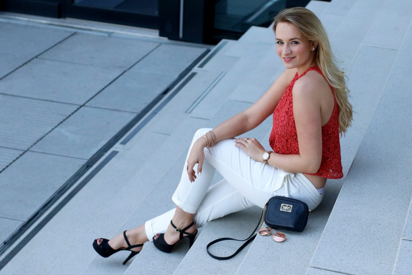 Outfit: Zara – Coral Lace-Shirt & White Pants