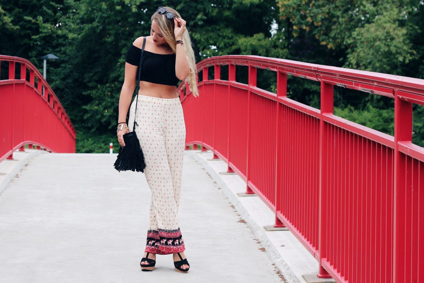 Outfit: Hippie Boho Elephant Pants & Offshoulder Cropshirt