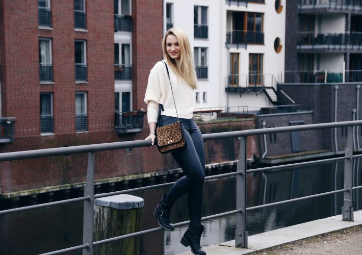 outfit-mrsbrightside-lederleggings-turtleneck-sweater-leobag-booties-look-spring