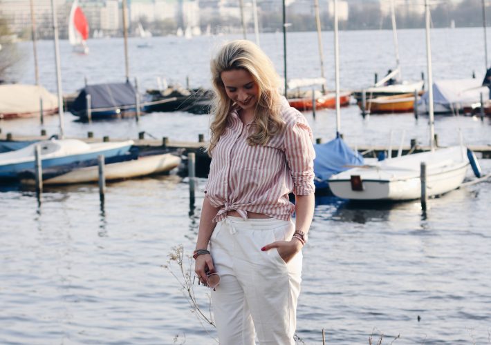 mrsbrightside-outfit-frühling-spring-weiße-hose-rosa-bluse-streifen-adidas-gazelle-alster-hamburg-look