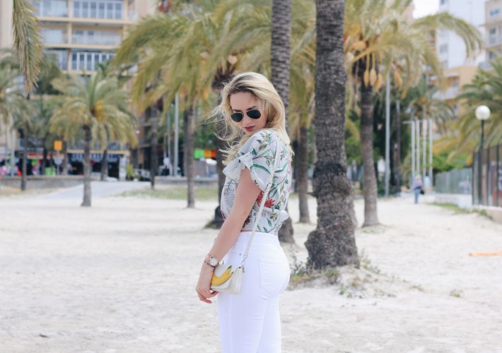 mrsbrightside-rosavivi-weiße-jeans-skinny-zara-top-floral-jungle-tropical-rayban-espadrilles-outfit-blogger-look-mallorca-palma4