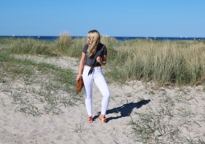 mrsbrightside-rosavivi-look-outfit-blogger-german-summerlook-sommeroutfit-ostsee-laboe-kiel-reise-travel-weiße-jeans-zara-shirt-aboutyou-bag-fringe-leder-rayban-michael-kors